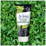 St. Ives Blackhead Clearing Face Scrub: Deep Clean & Exfoliate for Clear Skin - Image 4